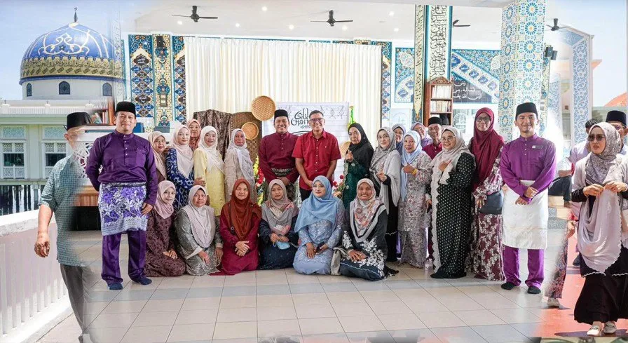 Jemaah dan tetamu bergambar ramai semasa Jamuan Hari Raya 2026