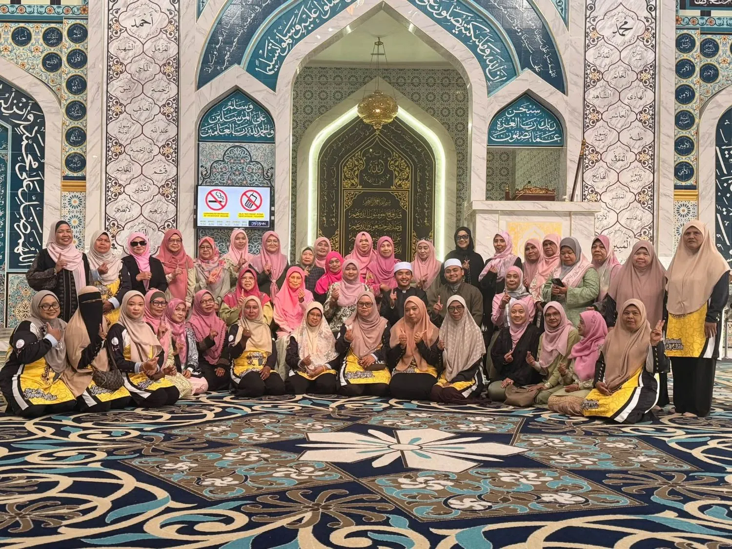 Delegasi PERWANIS-OBJM bergambar kenang-kenangan di ruang mihrab utama Masjid Al Badr Seribu Selawat