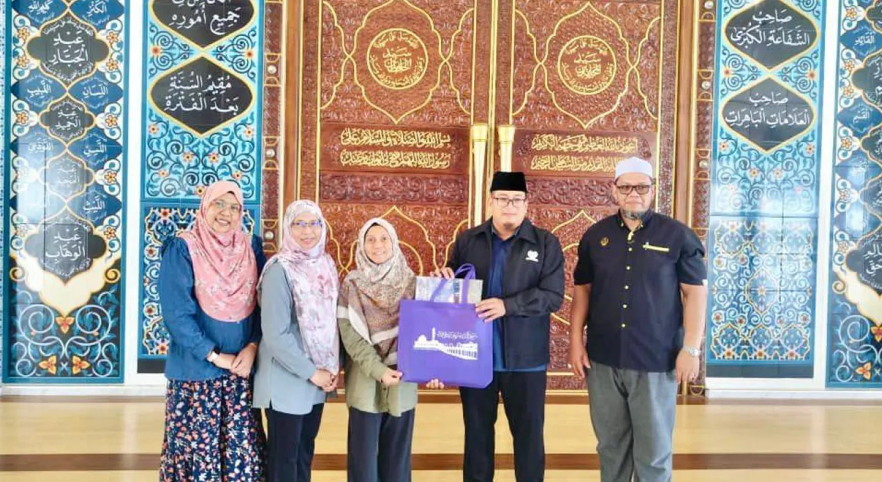 Delegasi penyelidik meneliti ukiran seni motif Islam di dalam masjid